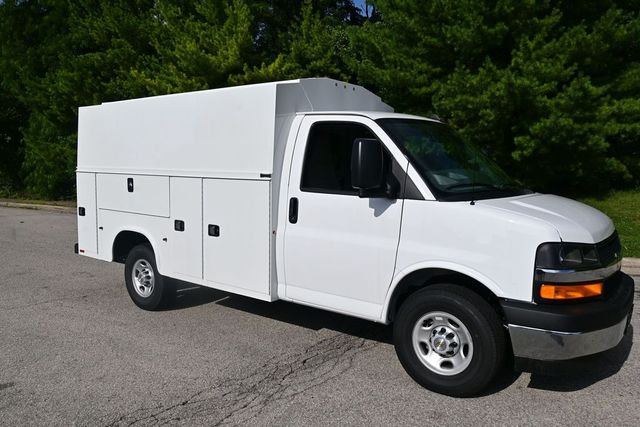 Summit White 2026 Chevrolet Express Chassis Van Rear-Wheel Drive 8-Speed Automatic