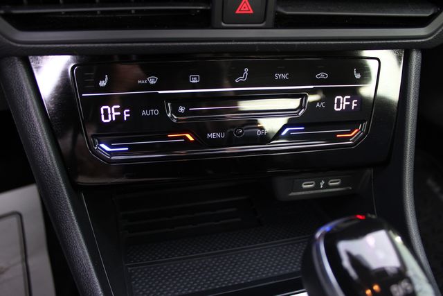 Used 2025 Black Volkswagen 1.5T SE image 16