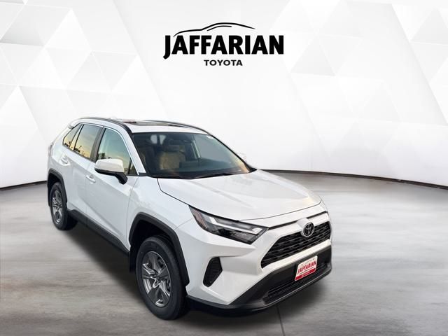 2025 Toyota RAV4 XLE's photo