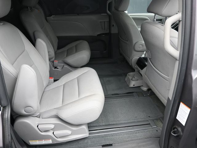 2017 Toyota Sienna XLE 16