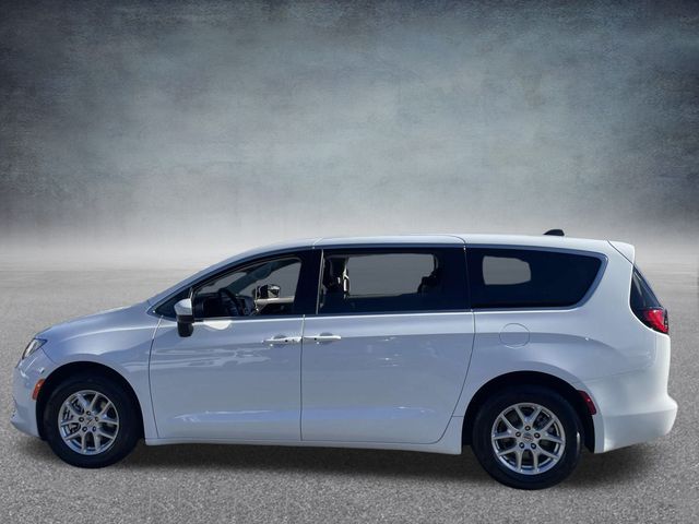 2022 Chrysler Voyager LX 11