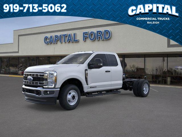 Oxford White 2026 Ford F-350 Super Duty Chassis XL SuperCab DRW 4WD Pickup Truck Four-Wheel Drive Automatic