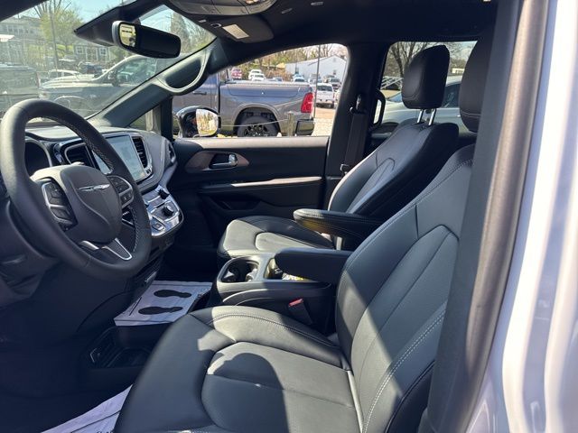 New 2026 White Chrysler Select image 14