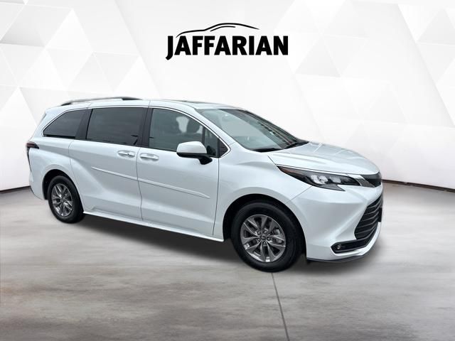 White (Wind Chill Pearl) 2026 Toyota Sienna XLE 7-Passenger AWD Minivan All-Wheel Drive Continuously Variable Transmission