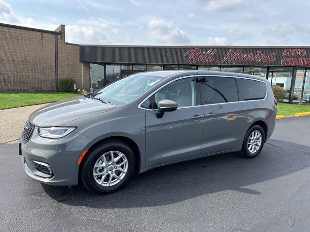 Ceramic Gray Clearcoat 2023 Chrysler Pacifica Touring L FWD Minivan Front-Wheel Drive 9-Speed Automatic