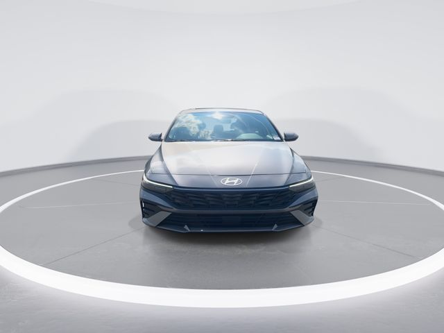 Used 2025 Silver Hyundai SEL Convenience image 3