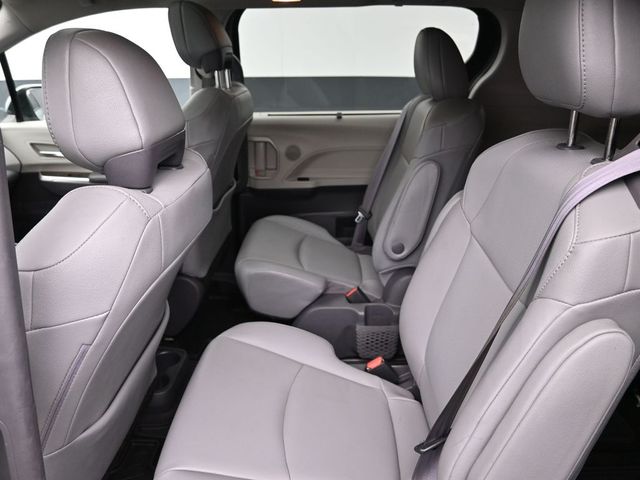 2021 Toyota Sienna XLE 28