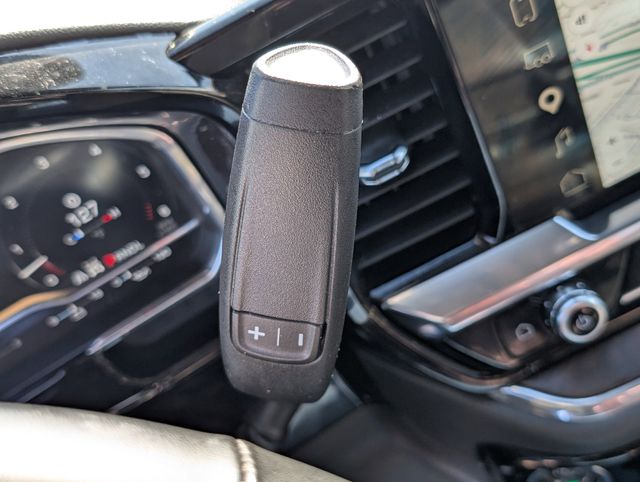 Used 2025 White GMC SLT image 22