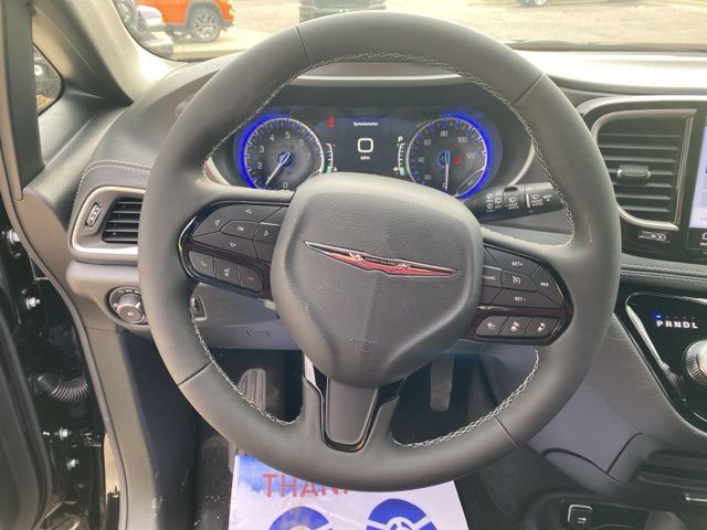 2026 Chrysler Pacifica Select - Diamond Black Crystal Pearlcoat exterior view 13