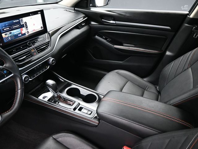 2024 Super Black Clearcoat Nissan Altima 2.0 SR FWD Sedan