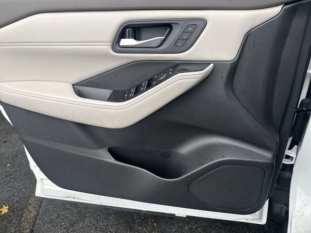 Used 2023 White Nissan SL image 27