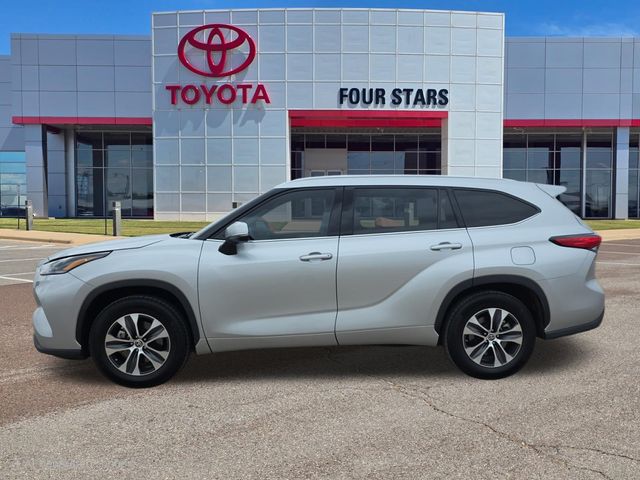 Silver 2021 Toyota Highlander XLE FWD SUV / Crossover Front-Wheel Drive 8-Speed Automatic