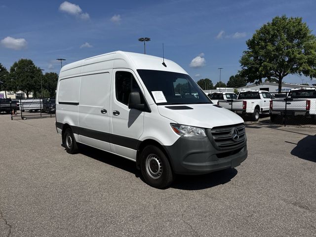 Used 2022  Mercedes-Benz Cargo 144 WB image 2