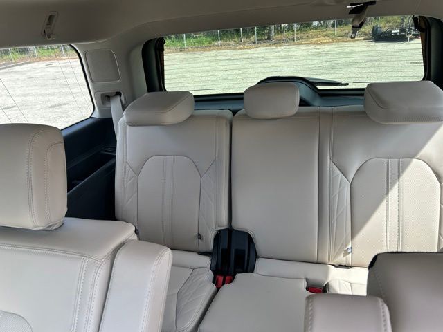 Used 2024 White Ford Platinum image 9