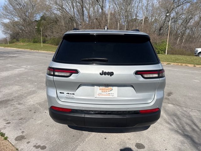 Used 2023 Silver Jeep Altitude image 6