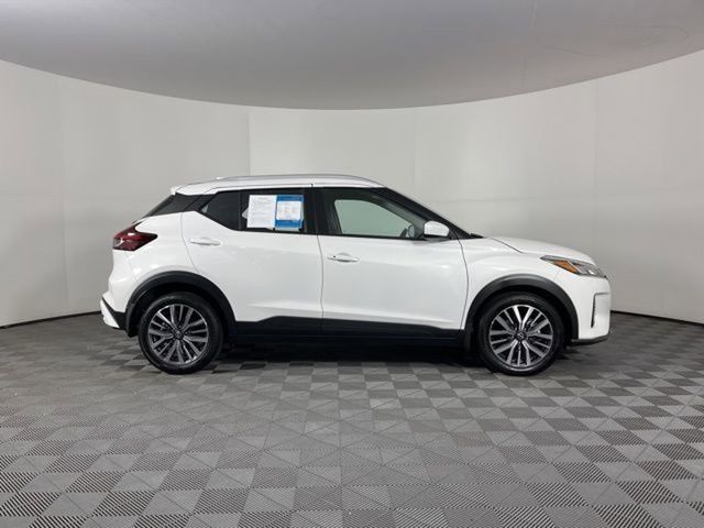 2023 Aspen White Tricoat Nissan Kicks SV FWD SUV