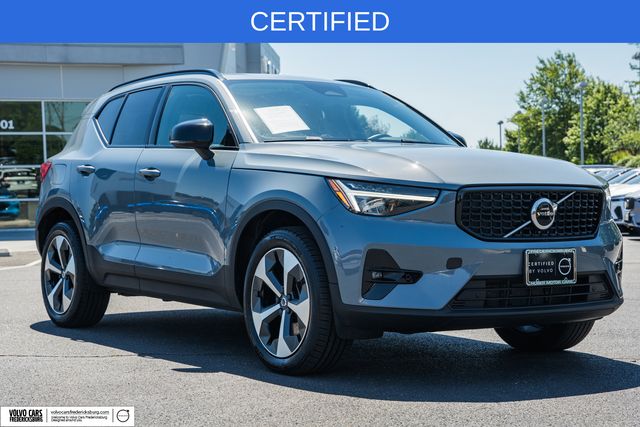 2023 Volvo XC40 B5 Plus Dark Theme
