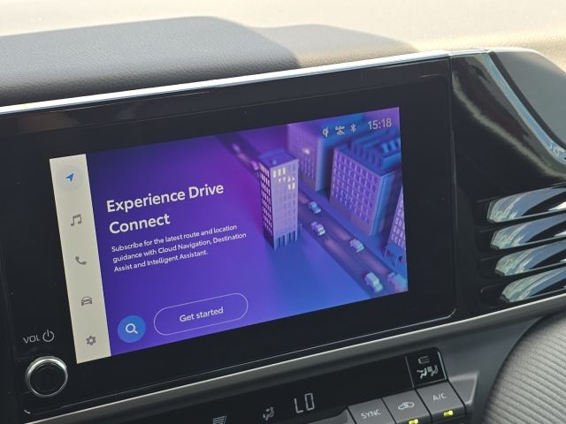 2025 Toyota Camry SE:B02318