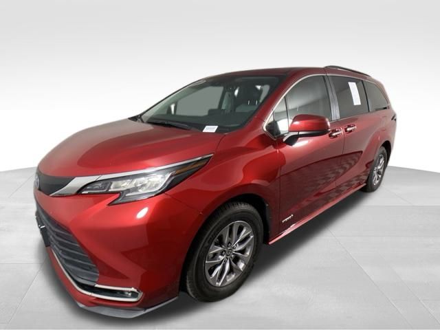 2021 Toyota Sienna XLE 3