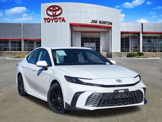 2025 Toyota Camry SE's photo