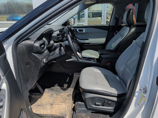 2021 Oxford White Ford Explorer XLT 4X4 SUV