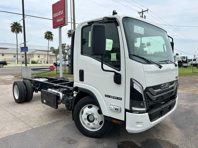 2025 Isuzu NPR's photo