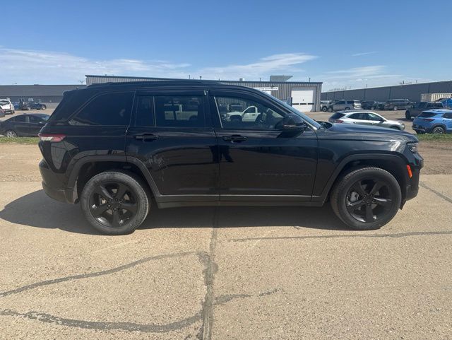 2023 Diamond Black Crystal Pearlcoat Jeep Grand Cherokee Limited 4X4 SUV