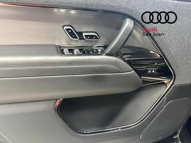 Used 2023 Black Land Rover SE Dynamic image 29