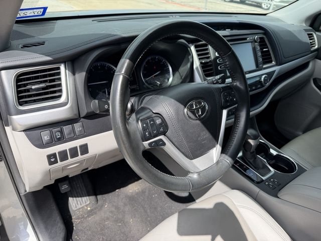 2019 Toyota Highlander XLE Silver at Toyota of Victoria
