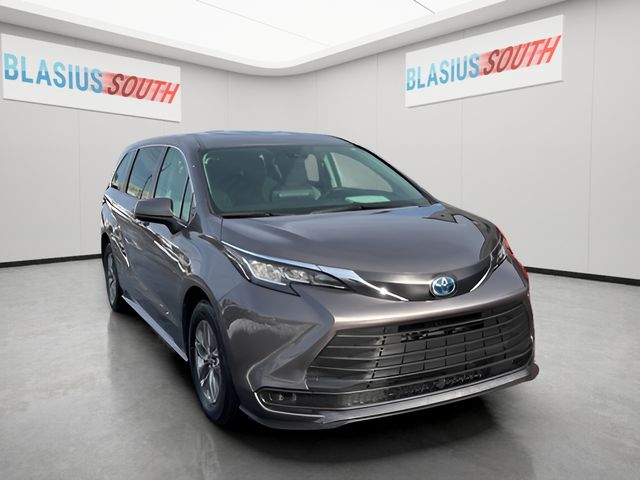 2022 Toyota Sienna LE 8-Passenger FWD