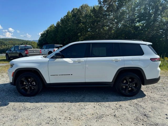 Used 2022 White Jeep Altitude image 5