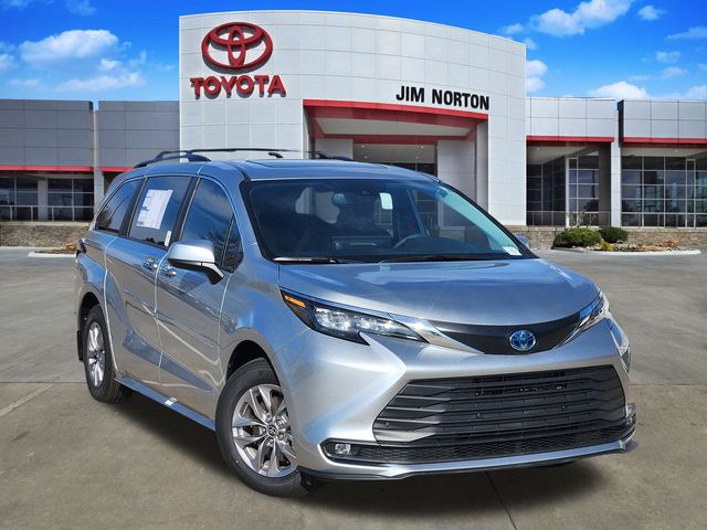 2025 Toyota Sienna XLE's photo