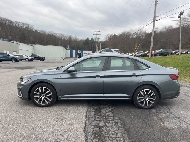 Certified Used 2025  Volkswagen 1.5T SE image 10