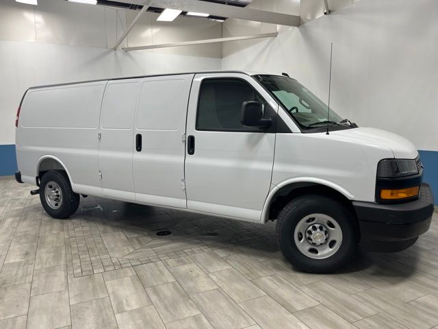 New 2026 Summit White Chevrolet Work Van image 31