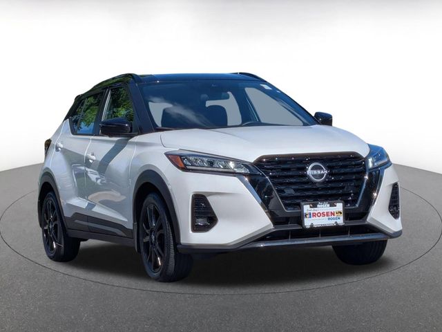 Aspen White/Super Black 2023 Nissan Kicks SR FWD SUV / Crossover Front-Wheel Drive Continuously Variable Transmission