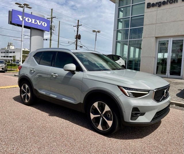 Vapor Gray Metallic 2024 Volvo XC40 SUV / Crossover All-Wheel Drive Automatic