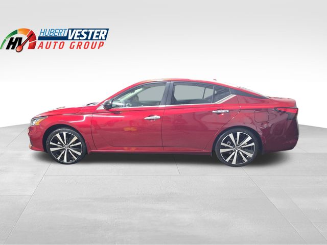 2022 Nissan Altima SR's photo