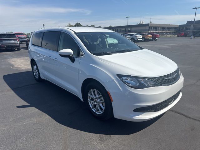 Bright White Clearcoat 2022 Chrysler Voyager LX FWD Minivan Front-Wheel Drive 9-Speed Automatic