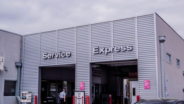 2025 Everest White Pearl Tricoat/Black Diamond Pearl Nissan Ariya PLATINUM+ e-4ORCE AWD SUV