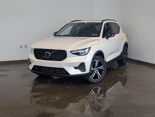 2026 Volvo XC40 B5 Core AWD