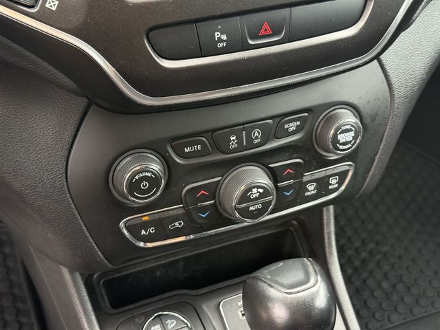 2020 Jeep Cherokee Trailhawk Silver at Victoria Chrysler Dodge Jeep Ram