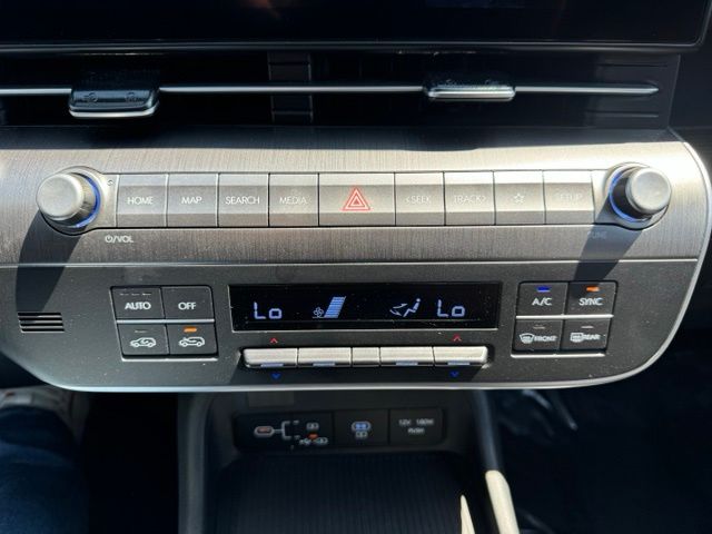 Used 2025 White Hyundai SEL image 28