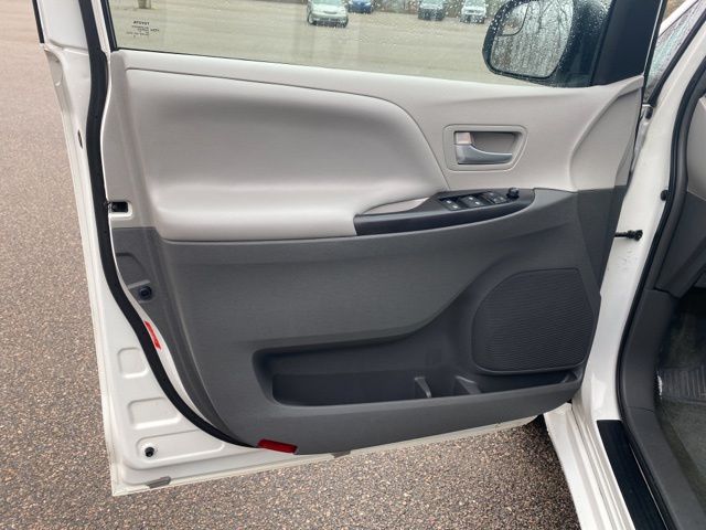 2015 Toyota Sienna LE 17