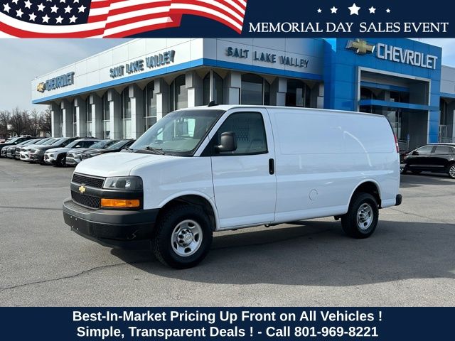 Summit White 2022 Chevrolet Express Cargo 3500 RWD Van Rear-Wheel Drive 8-Speed Automatic Overdrive