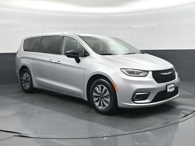 Silver Mist Clearcoat 2024 Chrysler Pacifica Hybrid Select FWD Minivan Front-Wheel Drive Continuously Variable Transmission