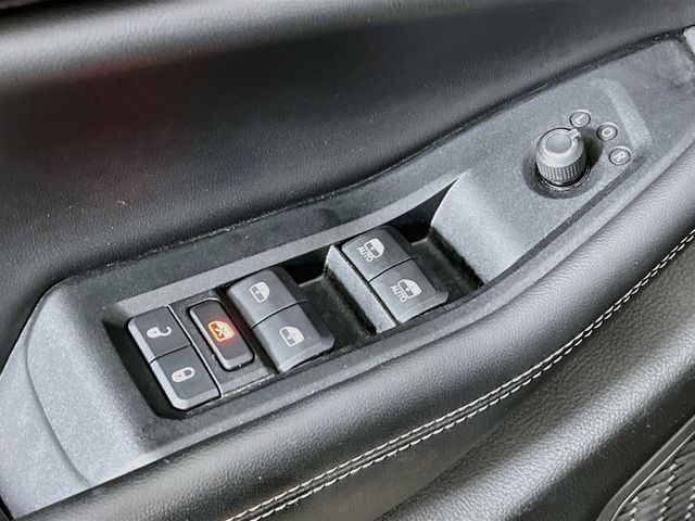 Used 2023 Black Jeep Altitude image 9