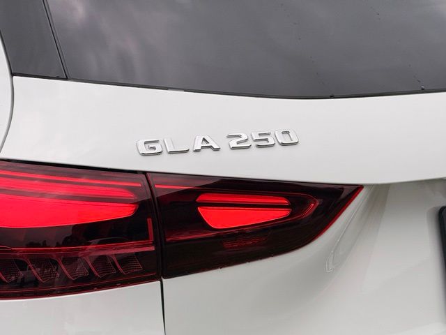 New 2026 White Mercedes-Benz GLA 250 image 9