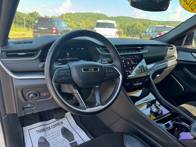Used 2022 White Jeep Altitude image 25