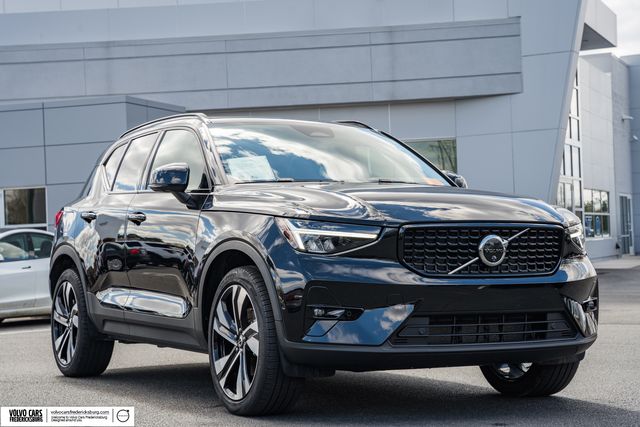 2024 Volvo XC40 B5 Plus Dark Theme AWD