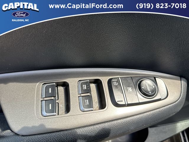 Used 2020 Black Kia SE image 21